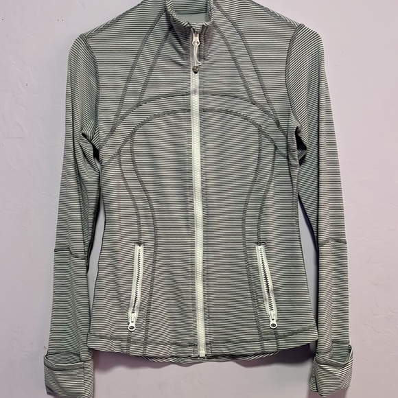 In good condition Lululemon sweater color white with grey size 6 - Picture 3 of 3